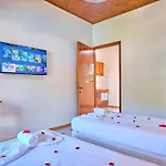 Oasis By Estia Hotel